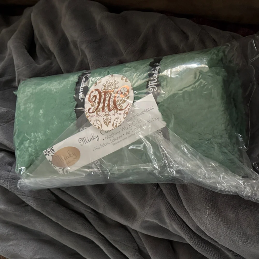 NWT Minky Couture Green Travel Blanket - Picture 1 of 4